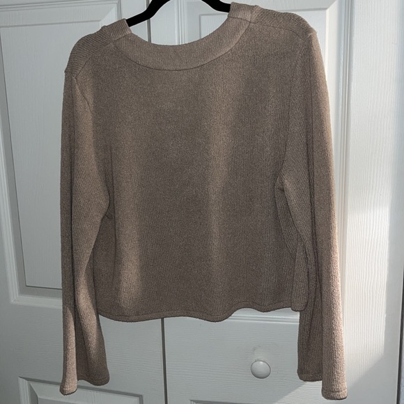 H&M lightweight sweater/top - Medium - Picture 2 of 4